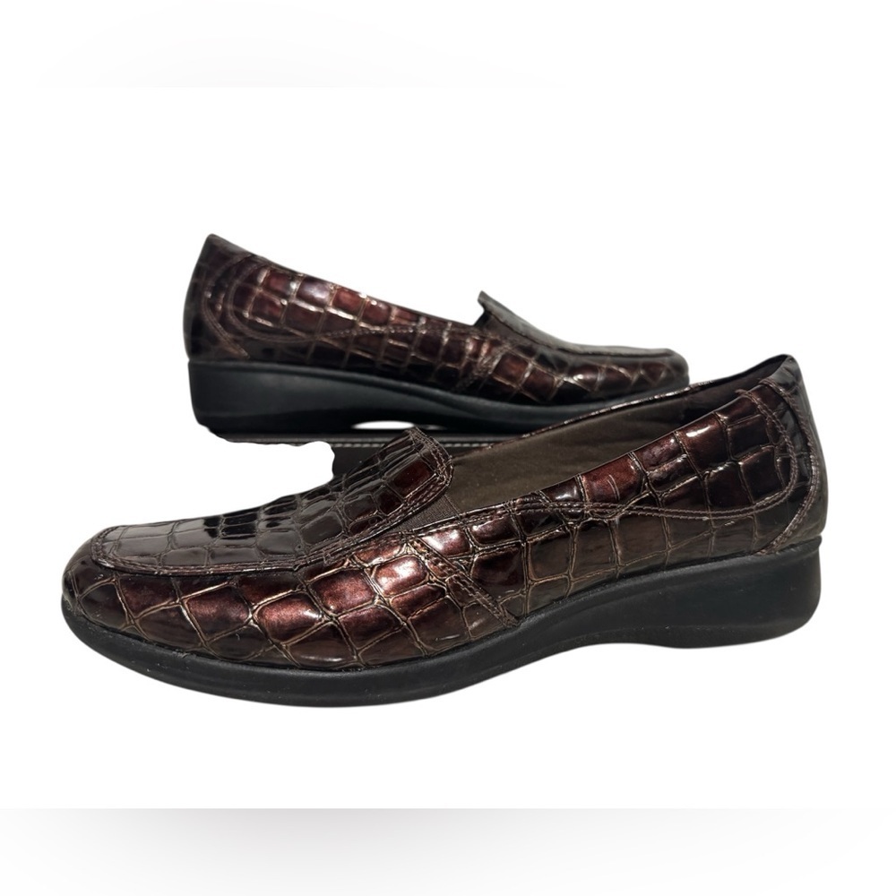 Clarks Womens Brown Patent croc embossed slip on loafers size 10